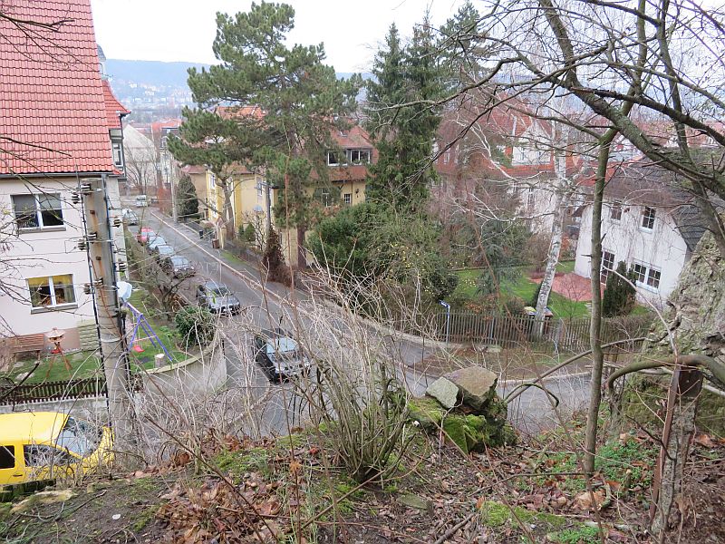 Blick in die Schillstraße von oben. Deutlich sieht man die Geländerreste des ehemaligen Gartenweges.